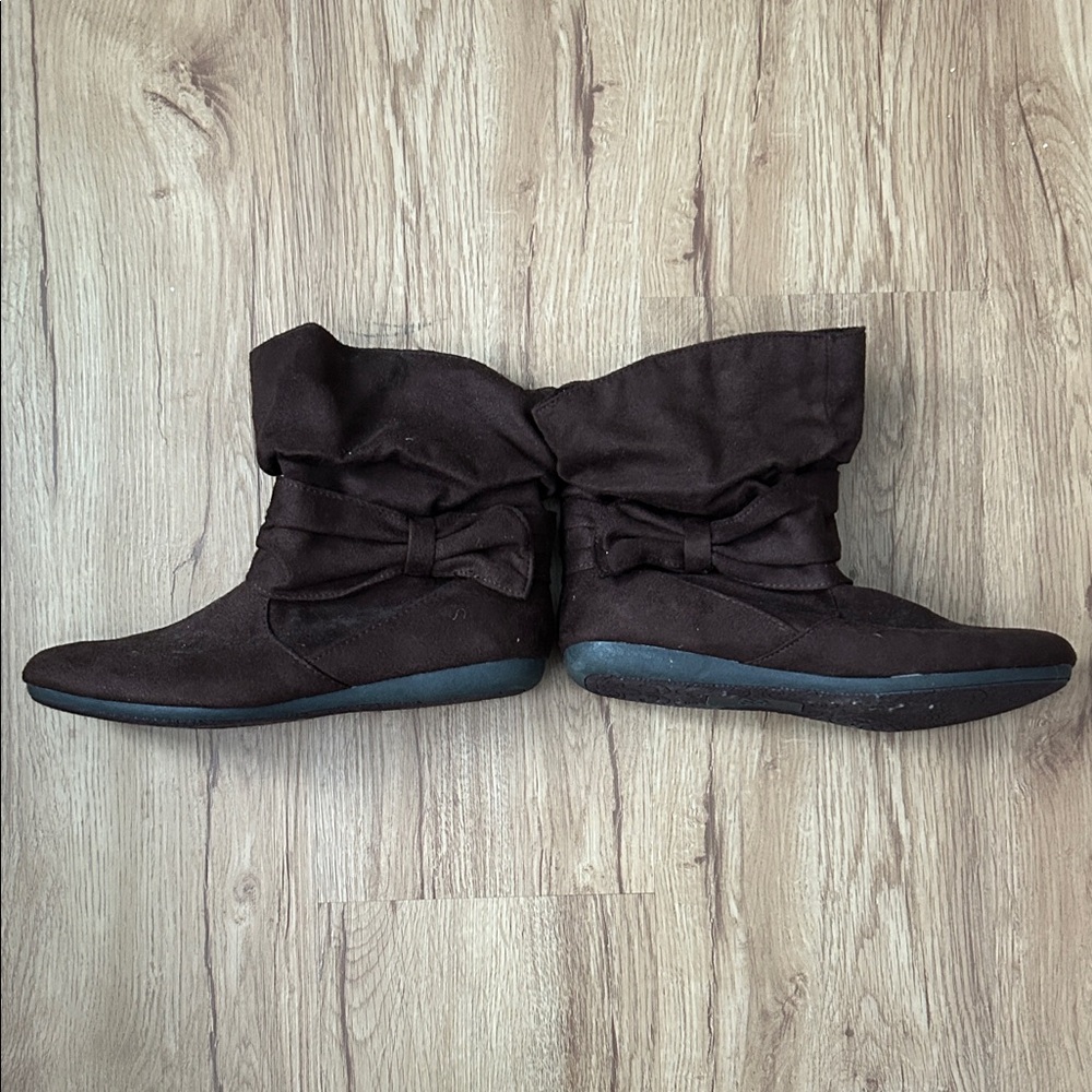 NWOT Women’s SO Size 8.5 Brown Faux Suede  Bow Accent Ankle Boots